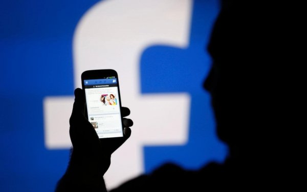 Facebook не будет удалять фейковые новости