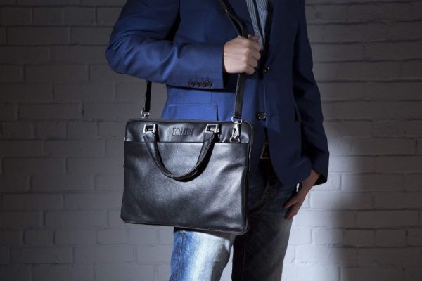 Как правильно носить кожаную мужскую сумку?